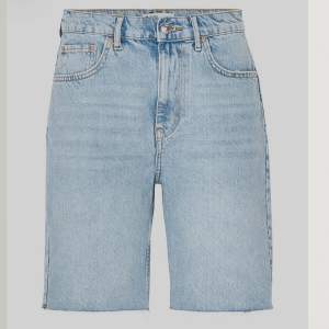 Ljusblå jeansshorts från Gina Tricot i stl 32. Endast använda en gång. Längd: 45 cm. Bredd i midjan: 37 cm.