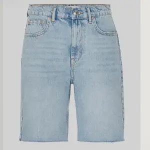 Ljusblå jeansshorts från Gina Tricot i stl 32. Endast använda en gång. Längd: 45 cm. Bredd i midjan: 37 cm.