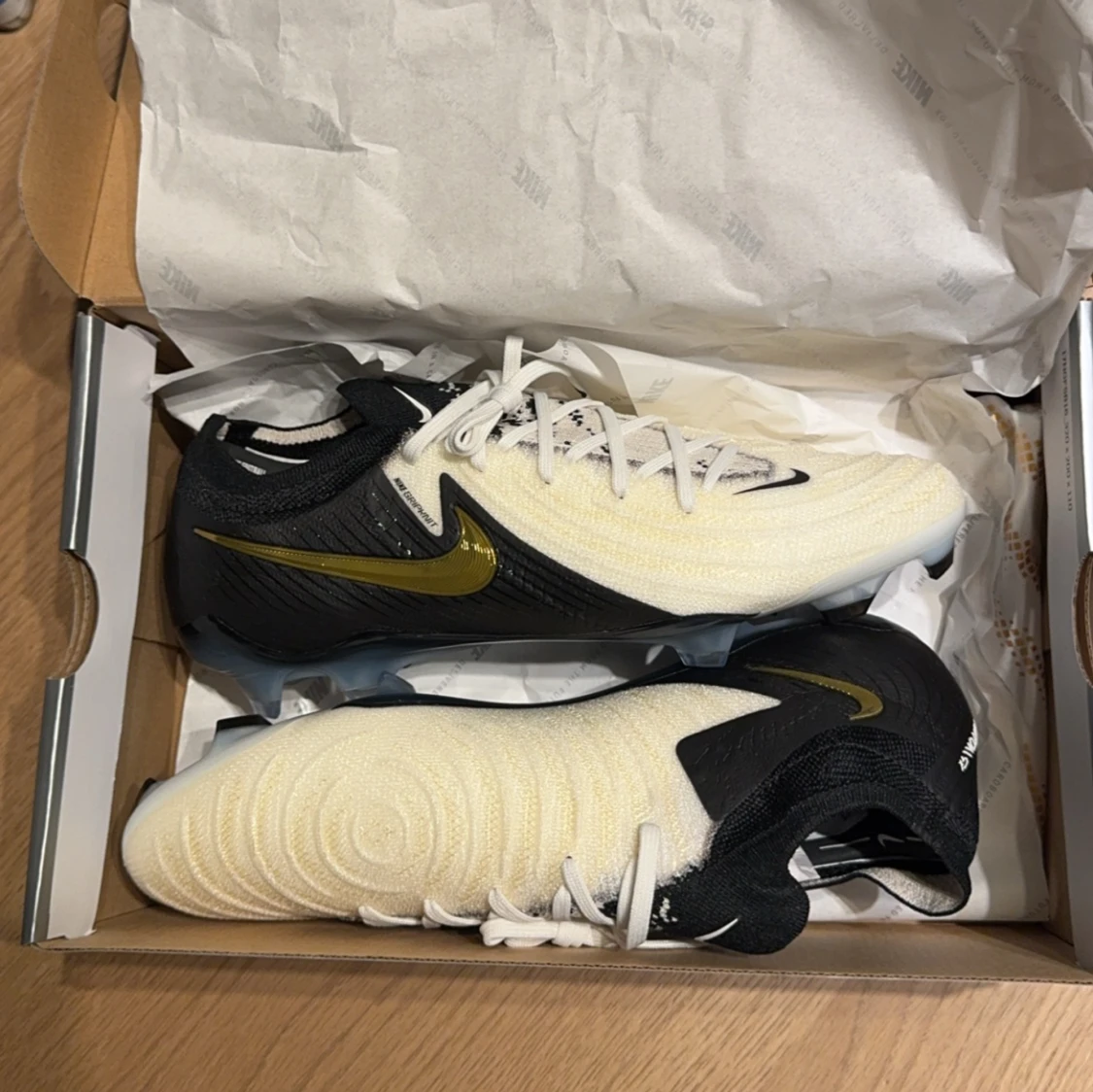 https://www.unisportstore.se/fotbollsskor/nike-phantom-gx-ii-elite-fg-vitsvartguld/338702/?search_query=Phantom - 91