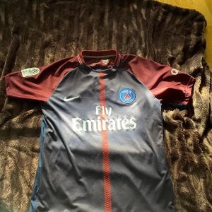 Psg tshirt - Hej fick den av min bror den är fin använd några gånger passar även i storlek m kan även Diskutera pris (gör byten med)