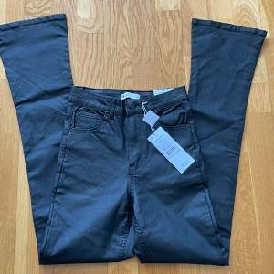Helt nya svarta coated bootcut jeans stl XS från Gina tricot, nypris 499 kr, säljer för 150 kr, köparen står för frakten 