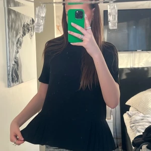 Zara blus - Kortärmad blus från Zara. Volang längst ned.