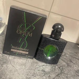 Black Opium GREEN - 30 ml, ca 25 ml kvar. 