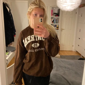 Oversized tjocktröja - Mörkbrun oversized tjocktröja med vitt tryck från H&M i väldigt gott skick🤎Den är i storlek XS men passar även S, M och L beroende på hur stor man vill att den ska vara🐻