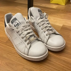 Stan Smith skor - Säljer mina fräscha stan Smith skor då de inte används. Riktigt fräscha o rena, de ända lite sunkiga är skosnörena men de går lätt att tvätta. Finns ingen låda då jag råkat slänga den men de inköptes under sommaren 2023. Kan gå ner i pris vid affär