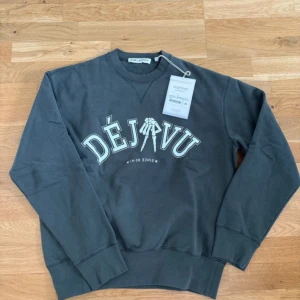 Our legacy deja vu sweater - Sjukt snygg sweatshirt från our legacy från en gammal kollektion! Slutsåld och går knappt att få tag på! Size 48 sitter bra på s-M