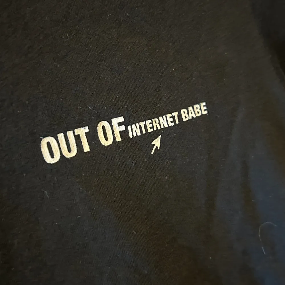 Bra skick använd cirka 2 gånger svart tröja med texten ”out of internet babe” . T-shirts.