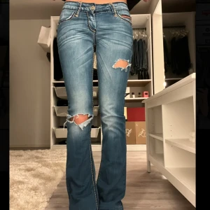 Lågmidjade bootcut jeans - Jättebra skick, jag är 166 för referens Storlek 24/32 vilket motsvarar XS. Använd helst köp nu knappen vid köp