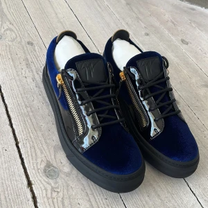 Giuseppe zanotti skor - Säljer ett par riktigt feta Giuseppes, såklart äkta ny pris: 6500 Kommer original box, pris kan diskuteras, ni får inte missa den här sjuka dealen, kontakta för mer information