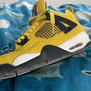 Jordan 4 yellow lightning - Skick 9/10. Jordan 4 lightning för små därför säljer jag str 37,5