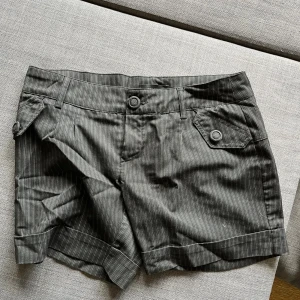 Kostymshorts - Snygga shorts i kostymmodell från Vero Moda, Strl 38. Ränderna är svagt blåa och vita. 40kr Köparen står för frakten💕