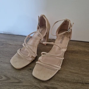 Sandaletter med blockklack - Högklackade balskor med 8cm hög klack. Helt oanvända i storlek 39, färgen Nude. Köpta för 500kr