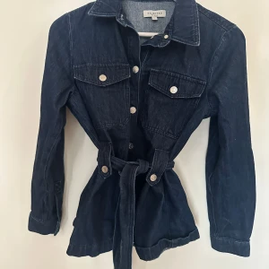 Jeansskjorta med skärp  - Jeansskjorta med skärp. Fint skick