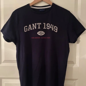 GANT T-shirt i mycket fint skick, strl. S - Kortärmad tröja från GANT. Marinblå i strl. S.  Mycket fint skick! Kommer från ett djur och rökfritt hem.  Pris 150 kr. 