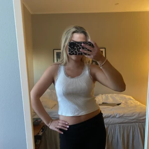 Topp Brandy Melville  - Supersnygg topp från Brandy Melville som inte längre kmr till användning 🥰