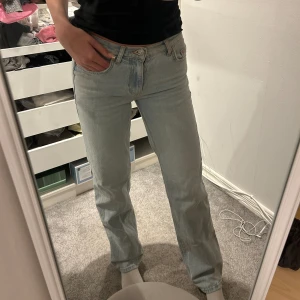 Jeans - Ljus blåa lågmidjade jeans från Gina tricot som tyvär är för stora. Jag är ca 170. Köpare står för frakt!💞