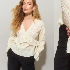 Blus - Hej🩷 säljer min blus som jag köpte för några veckor sedan, den är endast använd en gång och är i jätte fint skick🩷