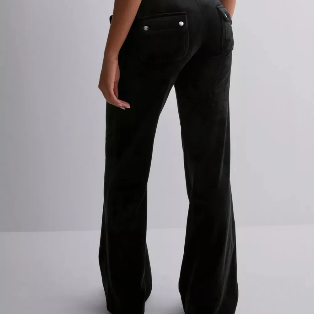 Säljer dessa svarta Juicy Couture byxorna då dom inte används längre. Dom är använda få tal gånger, Max 10 gånger. Skicka för egna bilder.. Jeans & Byxor.