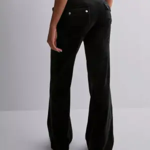 Säljer dessa svarta Juicy Couture byxorna då dom inte används längre. Dom är använda få tal gånger, Max 10 gånger. Skicka för egna bilder.