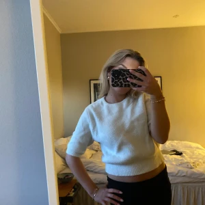 Vit stickad t-shirt - Supersnygg stickad T-shirt från Zara!!!❤️🥰jätteskönt material