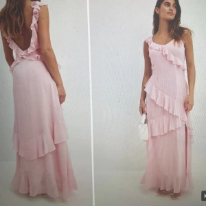 Ljusrosa balklänning med volanger  - Säljer denna ljusrosa balklänning med volanger och öppen rygg som tyvärr inte passade mig över brösten, den är storlek 42 men jag har 40 (M) och den passar perfekt. Såååå fin med öppen rygg och volanger, köpt från NAKD och aldrig använd 