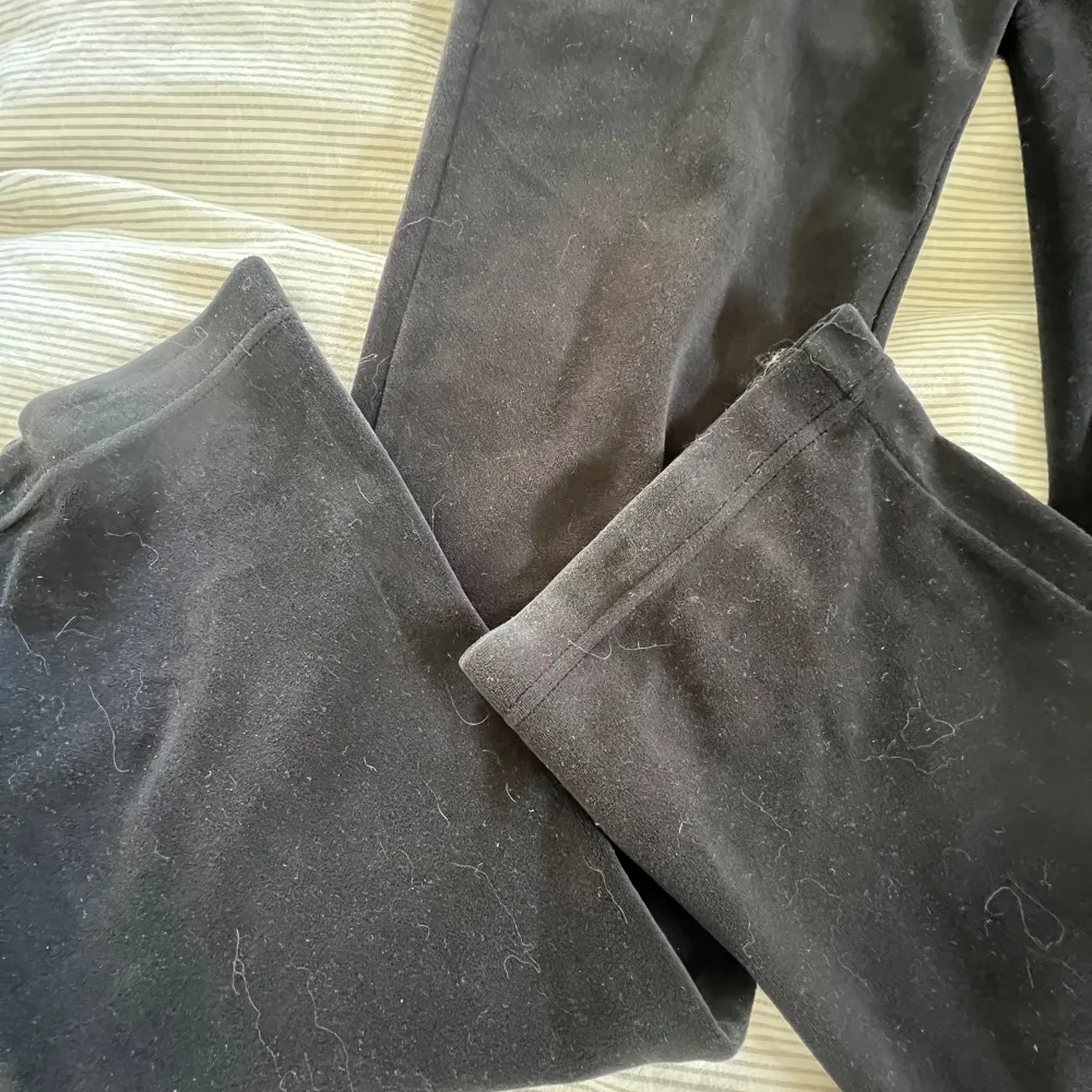 Säljer de här super fina svarta  byxorna ifrån juicy couture. De är  i storlek xxs, men passar också xs. Använt skick, men ser bra ut. Knappt tvättade, så de är fortfarande lena och fina. Kontakta mig vid funderingar. PRI KAN DUSKUTERAS!!. Jeans & Byxor.