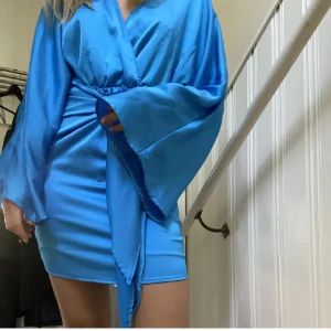 Klänning  - Säljer denna fina klänning från Gina, köpt för 599kr och säljer för 200kr🩵strl 34