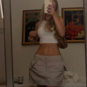 Minikjol - Mini cargo kjol,  går inte längre att köpa och i nyskick! Storlek M men funkar för mig som i vanliga fall har s eller xs då banden på sidan är justerbara (se bild 4)❣️