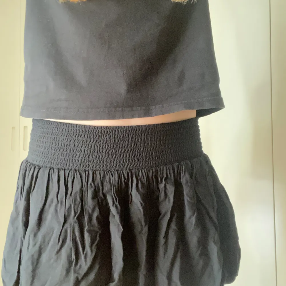 Svart kjol från lindex som även funkar jättebra som en topp!(på den andra bilden har jag vekt ner kjolen lite)💞. Kjolar.