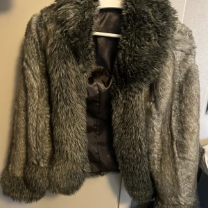 Fuskpäls-jacka - Jättefin men den va för liten för mig! Skriv gärna för frågor 🫶