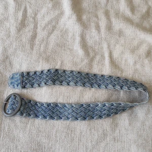 Jeans skärp Y2K  - Superfint flätat jeans skärp! Längd 81 cm och går att fästa vart som. 