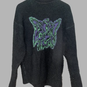 Stickad tröja   - Säljer denna stickade tröja från weekday pga ingen användning, den är lite oversized i storlek S