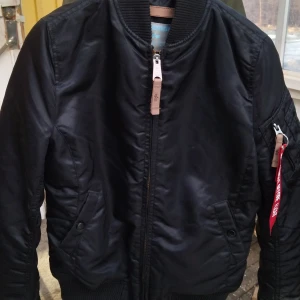 Alpha industries bomberjacka  - I superskick. Tjock bomberjacka och passar kalla kvällar. Endast testad och buren 2 timmar. Billigare vid snabb och smidig affär. 