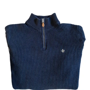 Morris Half-Zip - Stickad Morris Halv Zip, använt men fint skick. Storlek M. Nypris 1799kr, vårat pris 349kr!