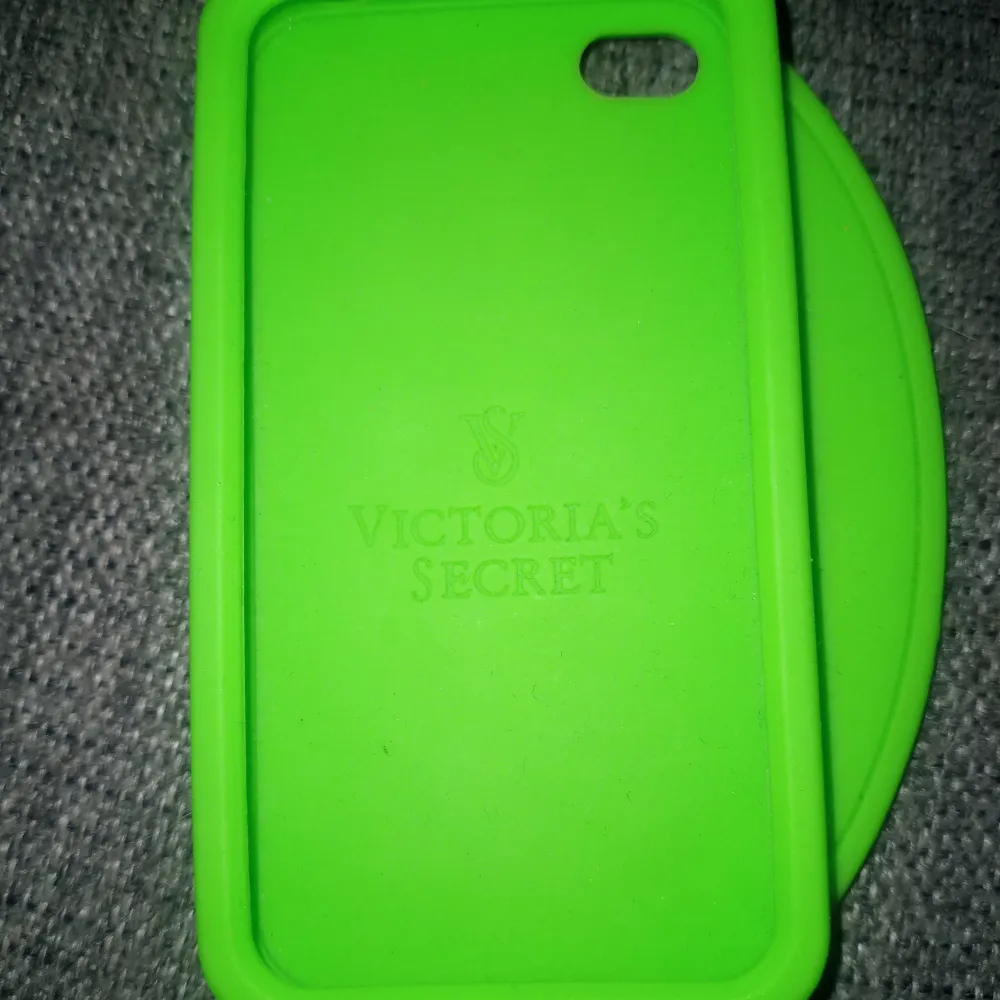 Säljer ett Victoria Secret mobilskal för iPhone 5, den är i fint skick. Originalpris är ca 250kr. Säljer den för 50kr + frakt! . Accessoarer.