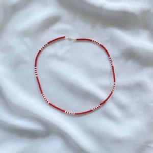 Pärlhalsband (styck pris) - Enkel Pärlhalsband handgjord av oss ❤️ Finns i olika färger  Vid frågor är det att bara kontakta! OBS! Tryck inte på ”Köp nu” ifall du inte vill ha spårbar frakt!