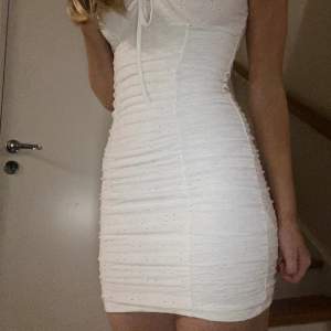 Säljer denna superfina vita klänningen, den är stretchig så jag skulle säga att den passar xs och xxs