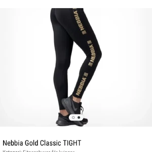 Nebbia gold scrunch - Nebbia gold med scrunch använda ett fåtal gånger i fint skick, storlek small. Nypris 899:-