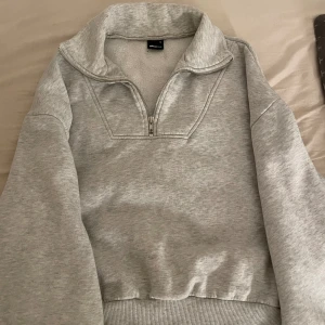 Zip up hoodie - Grå tröja från gina, passar mig som är S