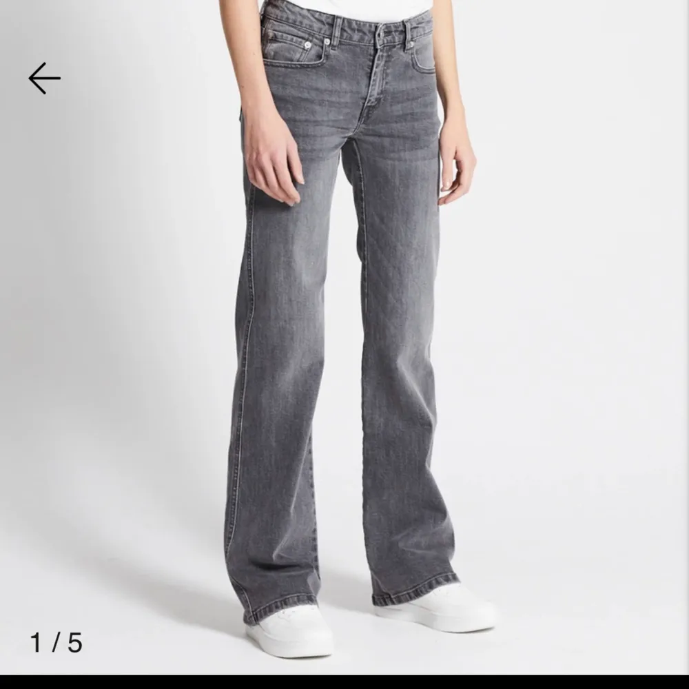 Säljer nu mina knappt använda gråa jeans från lager 157 i jättebra skick💞 dem är i storlek xs/full length💞. Farkut & Housut.