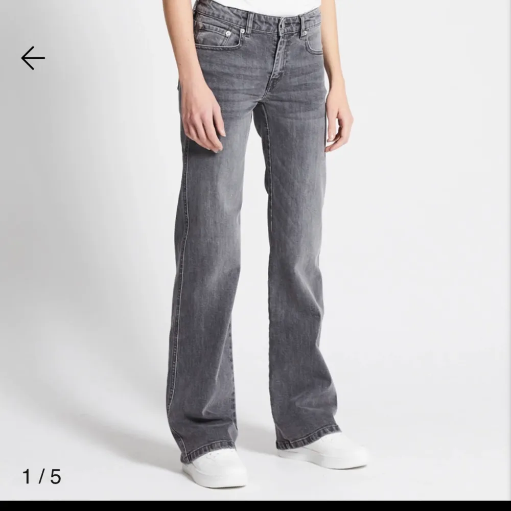 Säljer nu mina knappt använda gråa jeans från lager 157 i jättebra skick💞 dem är i storlek xs/full length💞. Jeans & Byxor.