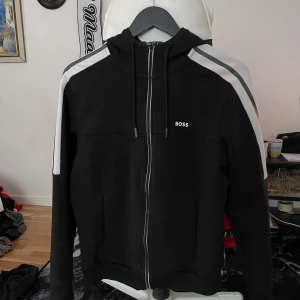  Hugo Boss tröja  -  En mycket fin Hugo Boss tröja,  i ett väldigt bra skick 