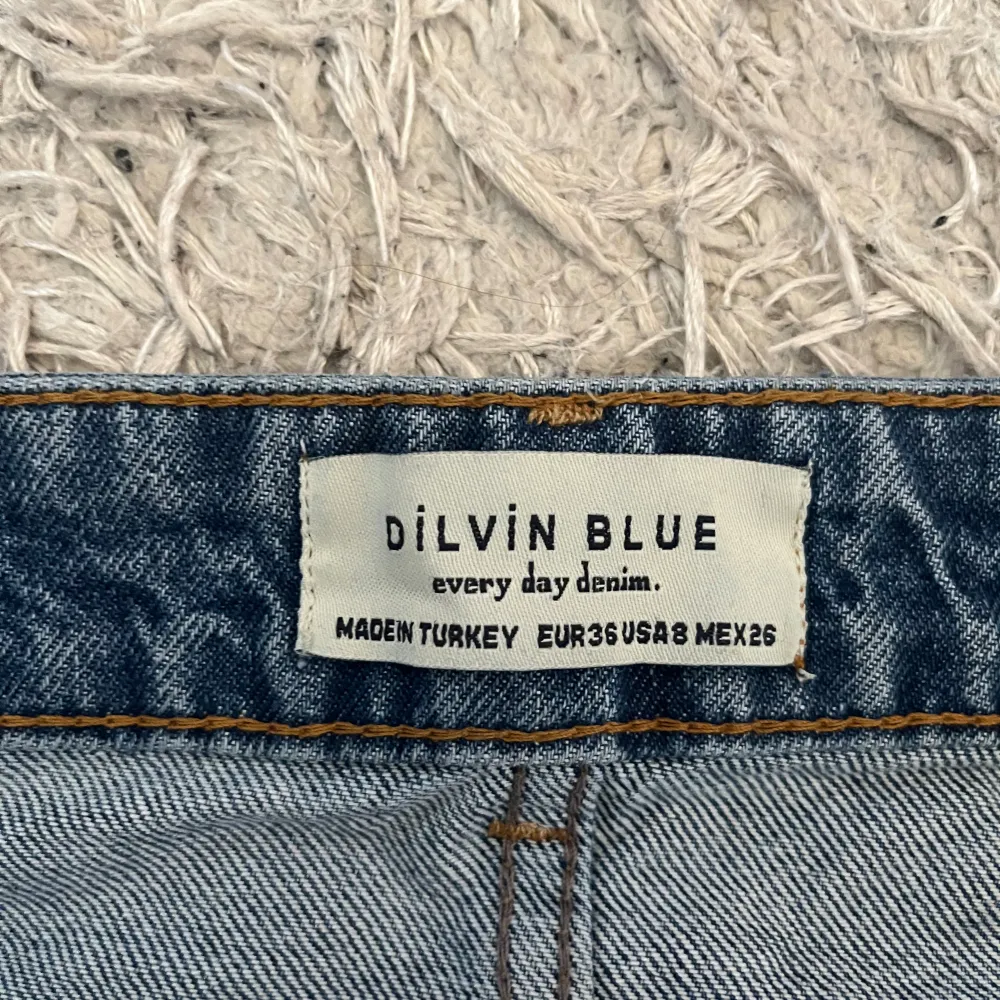 Jeans från Chiquelle med slitna detaljer. Använda ett fåtal gånger men är i nyskick. Nypris: 499kr.. Jeans & Byxor.