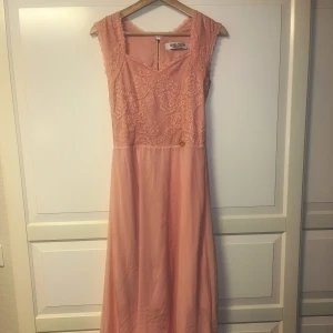 Fin långklänning - Underbar långklänning med spets upp till. Otroligt bra passform. Står att det är M men passar definitivt en XS då den är taight.