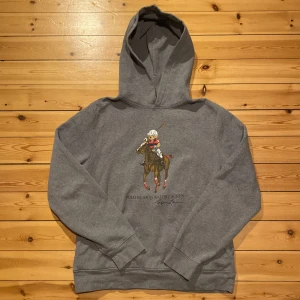 Ralph lauren hoodie med björnen - OBS! Tillverkas inte längre!!!! En trendig och snygg jidder från Ralph Lauren med björnen på. Storlek M men passar bra till S. 