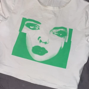 Kroppad tryck t-shirt - Cool Kroppad T-shirt från shein storlek xs 