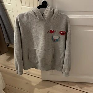 Hoddie - Det här är en hoddie med tryck på framsidan. Det är storlek m men passar som s/m. Jag säljer den då den inte kommer till användning. Om du vill fråga något är de bara och skriva.