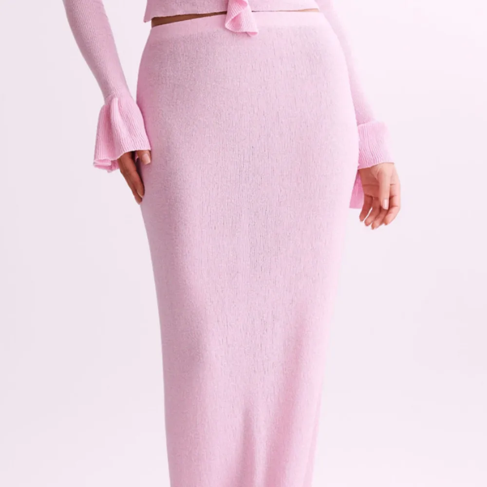 Säljer denna drömmiga ljusrosa kjol från Meshki som är slutsåld 💕den är helt ny och kommer i orginalförpackningen (oanvänd med tagg kvar) 🙌🏼 säljaren står för frakten, går bra att köpa direkt 🤝🏼. Kjolar.