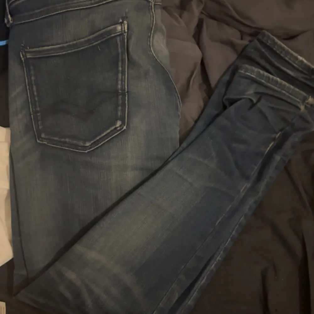 Hej! Säljer mina Replay Anbass då de bara ligger i min garderob! Storlek 30/32! Använda massvis med gånger och har defekter! (DM om bilder) Inget kvitto eller Tags medföljs! För fler frågor eller funderingar, kontakta mig gärna!🍀. Jeans & Byxor.