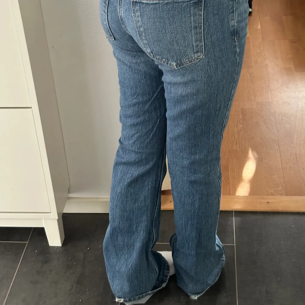 Helt vanliga bootcut jeans. Använda men i fint skick. Säljer för dom är för långa . Jeans & Byxor.
